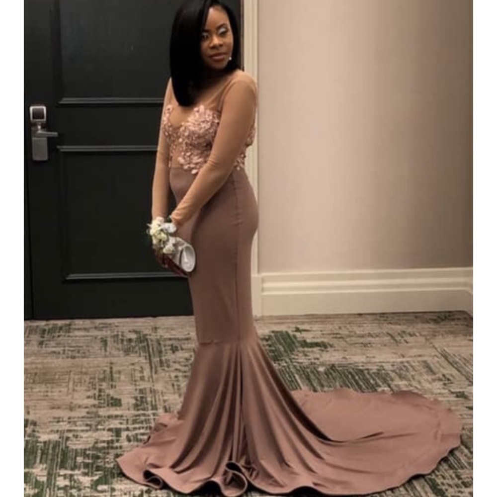 My daughter prom dress best price  400$.